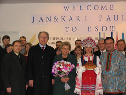 Pastor and Mrs. Jan Paulsen (center) are