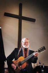 Willie Nelson spielt in der Methodistenkirche