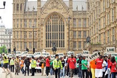 Demonstrationszug beim Parlamentsgebäude in London