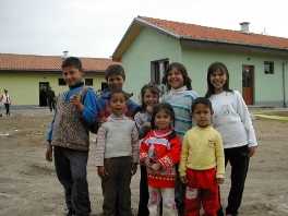 Roma-Kinder vor neuen Wohneinheiten in Kyustendil