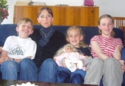 Susanne Geske mit ihren drei Kindern: