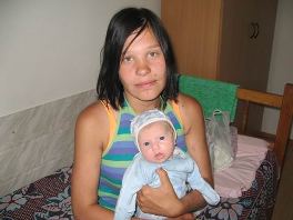 Strassenkind Kathja (15) und ihr Baby