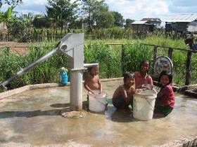 Trinkwasser-Brunnen in Kambodscha