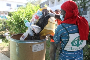 Choleraprävention: ADRA Mitarbeiter beseitigt Müll