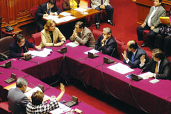 Peruanische Parlamentarier an Kommissionssitzung 