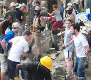 Haitianer und Schweizer bauen Gemeinschaftszentrum