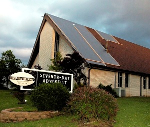 Adventistische Kirche mit leicht beschädigtem Dach