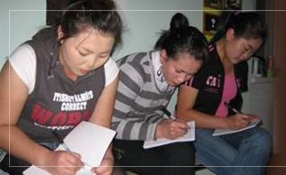 Mongolische Studentinnen bei der AIDS-Ausbildung 