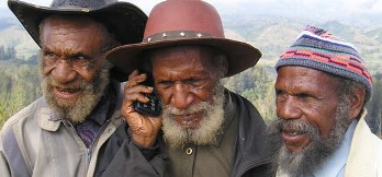 Clanführer in Papua-Neuguinea hören die Bibel