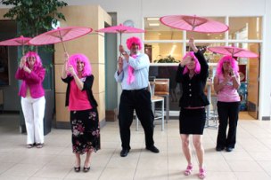 Krankenhauspersonal tanzt für Brustkrebsscreening