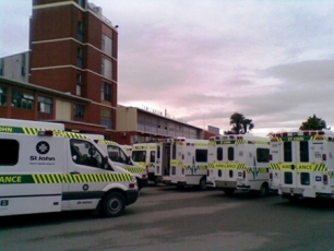 Ambulanzfahrzeuge auf dem Fabrikgelände