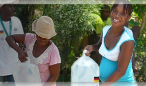 Frauen mit ADRA-Trinkwasserbehältern