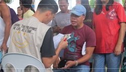 Mitarbeiter von ADRA Philippinen registrieren Empfänger der Wertkarten