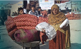 Frau in Kabul mit ADRA-Hilfspaket