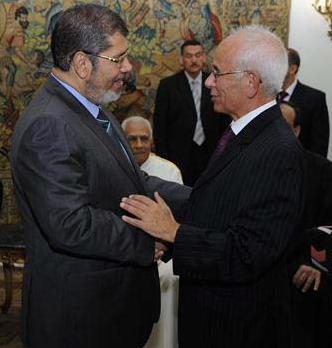Präsident Mursi (links) begrüsst Anwar Eskander, Exekutivsekretär der Adventisten in Ägypten
