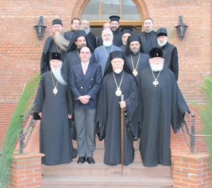 Orthodoxe Würdenträger mit Metropolit Augoustinos (mit Stab)