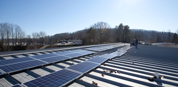 Montage von 806 Solar Panels auf dem Dach des Warenlagers der Southern Adventist University
