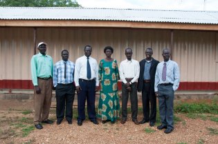 Radio-Komitee vor dem Studiocontainer, Juba/Südsudan