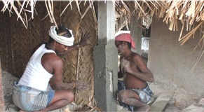 Im „Geld für Arbeit“-Programm reparieren Bewohner ihr Haus 