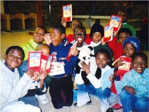 Kinder mit Kinderbibeln, Pretoria, Südafrika