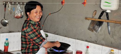 Ren Qingfu, Landwirtin im Dorf Wannian, Landkreis Danling, kocht mit Biogas