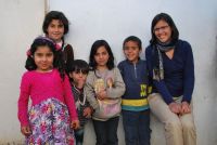 Rachel Donald (rechts) mit Flüchtlingskindern in Jordanien 