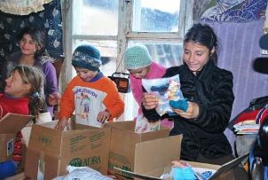 Kinder in Moldawien beim Auspacken ihrer Geschenkpakete im 2012
