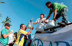 ADRA-Mitarbeiter verteilen in den Philippinen Esswarenpakete für drei Tage