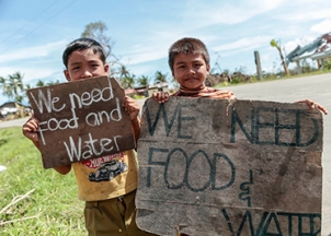 Kinder am Strassenrand bitten um Wasser  und Nahrungsmittel