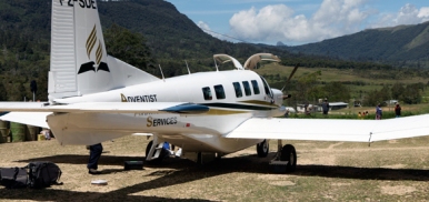 Eine PAC 750 – 10 von „Adventist Aviation Service“ in Papua Neuguinea