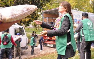 Freiwillige von ADRA Argentinien beim Verladen der Hilfsgüter