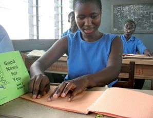 Blinde Schülerin in Ghana