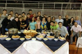 Adventistische Jugendliche bereiten römisch-katholischen Jugendlichen gemeinsame Mahlzeit
