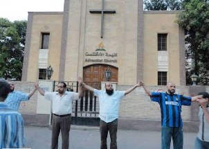 Muslime schützen Kirche der Adventisten bei Strassenprotesten in Heliopolis