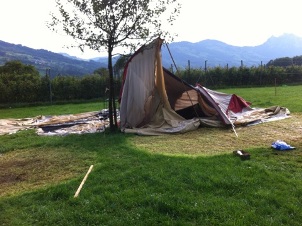 Demoliertes Zelt