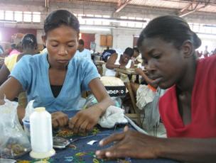 Teilnehmerinnen an der ADRA Nähausbildung in Petit Goâve, Haiti