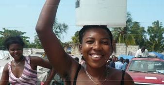 Haitianerin mit Trinkwasser
