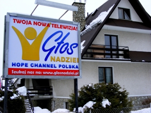 Werbetafel für den „Hope Channel Polen“ im Wintersportort Zakopane