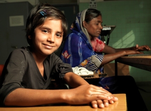 Khusboo, Mädchen in Indien, bei Physiotherapie nach Wiederherstellungsoperation an der Hand