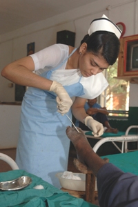 Krankenschwester behandelt von Lepra befallenen Fuss
