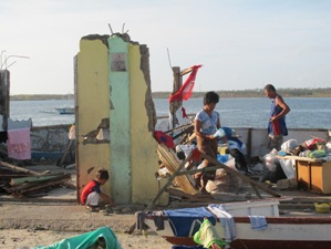 Vom Taifun „Haiyan“ zerstörte Häuser
