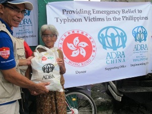 Verteilung von Nothilfepaketen auf den Philippinen