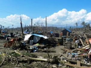 Vom Taifun „Bopha“ verwüstetes Dorf