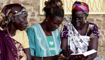Rachel Ayul (rechts) mit Frauen beim Lesen der Bibel in der Landessprache
