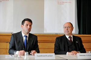 Gottfried Locher, SEK-Präsident und EKD-Vorsitzender Nikolaus Schneider an der Eröffnungspressekonferenz in Zürich