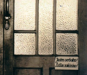 „Juden verboten“ an der Tür der Adventgemeinde Brünn im Jahr 1940