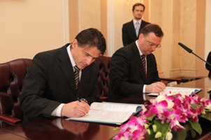 Mikuláš Pavlík, adventistischer Kirchenleiter (links) und Petr Necas, Premierminister Tschechiens bei der Unterzeichnung
