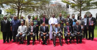 Behörden der Regierung von Tansania sowie von acht Universitäten, die auch die staatliche Anerkennung erhielten