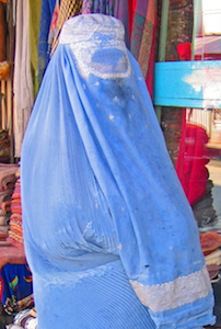 Frau mit Burka in Kabul/Afghanistan