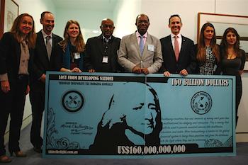 Joel Edwards (Mitte) mit 160 Milliarden US$-Check - Geld, das Entwicklungsländern jährlich wegen Steuerhinterziehung entgeht